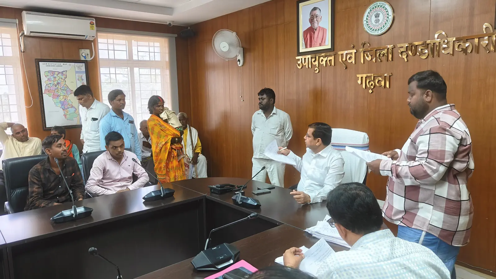 गढ़वा समाहरणालय में उपायुक्त की साप्ताहिक जनसुनवाई में खुला व्यवस्था का स्याह चेहरा | Prabhat Khabar Network गढ़वा समाहरणालय में उपायुक्त की साप्ताहिक जनसुनवाई में खुला व्यवस्था का स्याह चेहरा | Prabhat Khabar Network