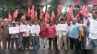 गेट पास और नौकरी की गारंटी की मांग पर पास सेक्शन पर ठेका श्रमिकों का प्रदर्शन