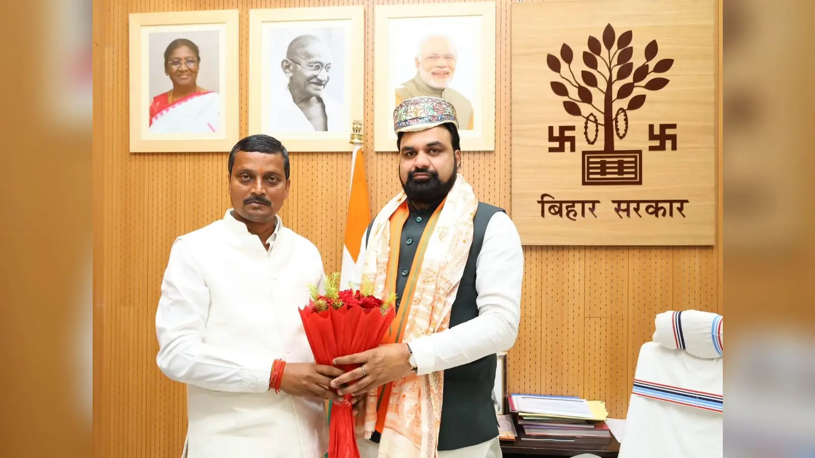 मुख्यमंत्री को गुलदस्ता भेंट करते विधायक | Prabhat Khabar Network मुख्यमंत्री को गुलदस्ता भेंट करते विधायक | Prabhat Khabar Network