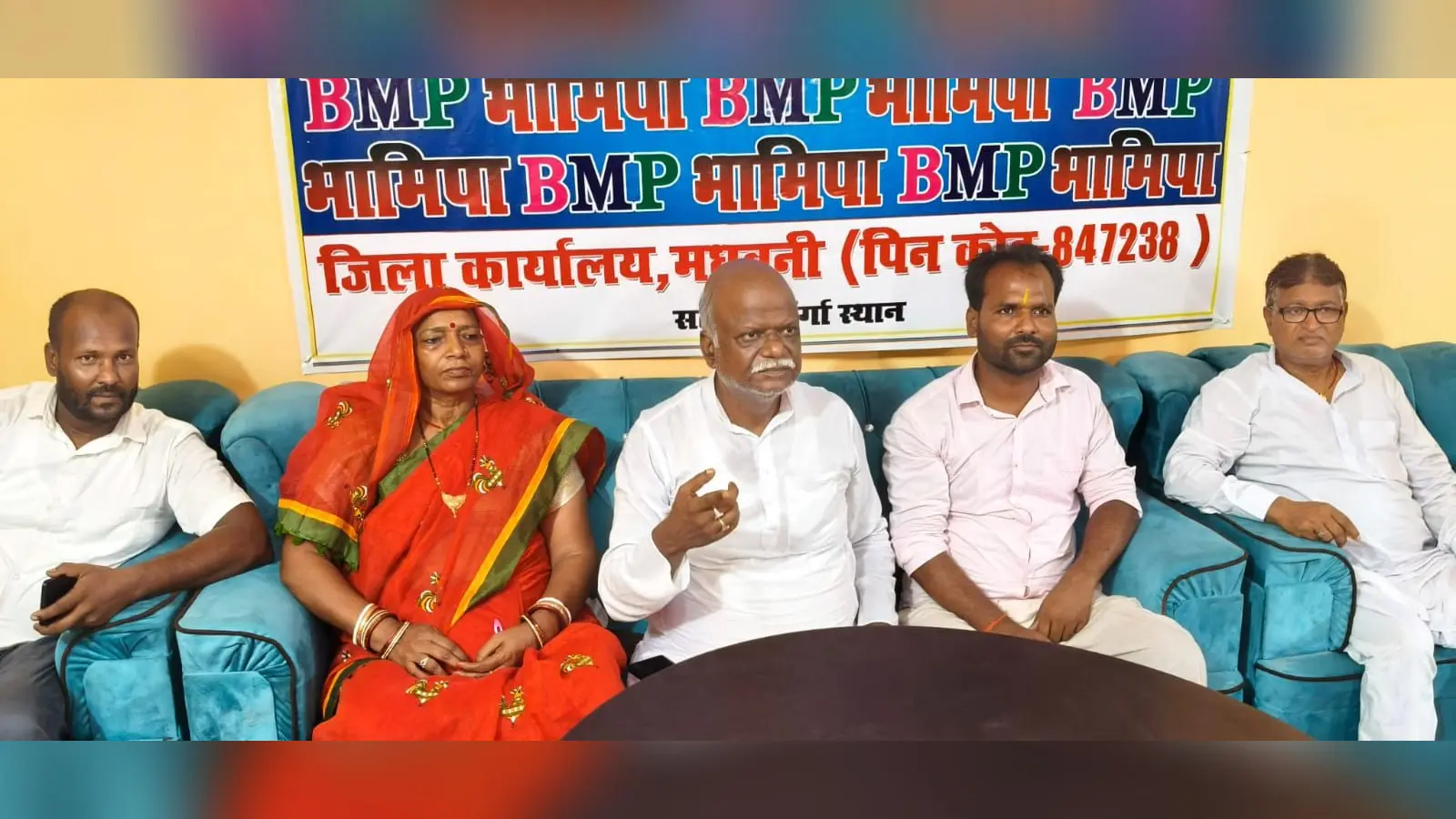 फोटो: 101 परिचय: प्रेस वार्ता करते धनेश्वर महतो व अन्य | Prabhat Khabar Network फोटो: 101 परिचय: प्रेस वार्ता करते धनेश्वर महतो व अन्य | Prabhat Khabar Network