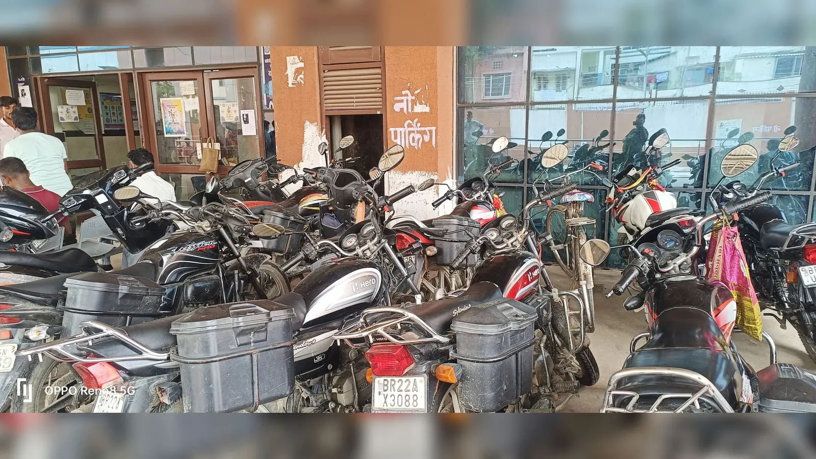 फोटो : इमरजेंसी के मुख्य द्वार पर नो पार्किंग जोन में खडी बाइक्स | Prabhat Khabar Network फोटो : इमरजेंसी के मुख्य द्वार पर नो पार्किंग जोन में खडी बाइक्स | Prabhat Khabar Network
