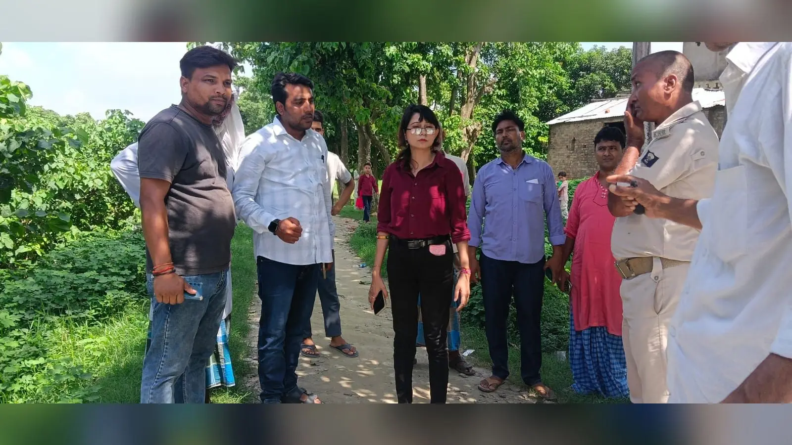 फोटो 03, कैप्सन : तटबंध का निरीक्षण करते बीडीओ, सीओ व अन्य | Prabhat Khabar Network फोटो 03, कैप्सन : तटबंध का निरीक्षण करते बीडीओ, सीओ व अन्य | Prabhat Khabar Network