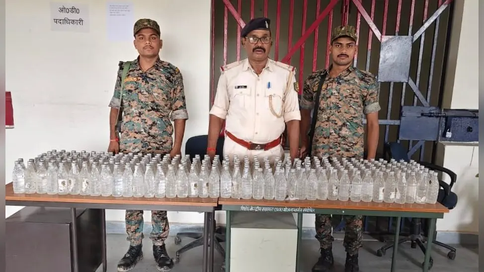 जप्त शराब की जानकारी देते पुलिस पदाधिकारी | Prabhat Khabar Network जप्त शराब की जानकारी देते पुलिस पदाधिकारी | Prabhat Khabar Network