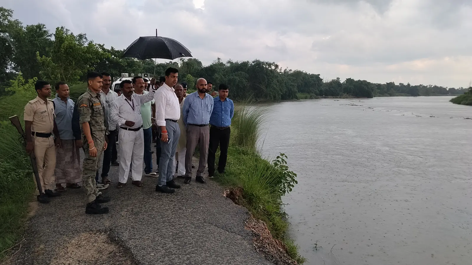 फोटो कैप्सन : जटवा से जनेरवा जाने वाले मुख्य मार्ग में हो रहे कटवा स्थल का निरीक्षण करते सदर एसडीओ अरुण कुमार व उपस्थित अन्य | Prabhat Khabar Network फोटो कैप्सन : जटवा से जनेरवा जाने वाले मुख्य मार्ग में हो रहे कटवा स्थल का निरीक्षण करते सदर एसडीओ अरुण कुमार व उपस्थित अन्य | Prabhat Khabar Network