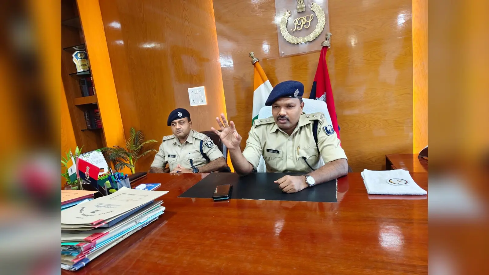 रहिका पीएचसी में इलाजरत सब इंस्पेक्टर को देखने पंहुचें सदर डीएसपी अमित कुमार फ़ोटो: प्रेस को जानकारी देते एसपी योगेंद्र कुमार | Prabhat Khabar Network रहिका पीएचसी में इलाजरत सब इंस्पेक्टर को देखने पंहुचें सदर डीएसपी अमित कुमार फ़ोटो: प्रेस को जानकारी देते एसपी योगेंद्र कुमार | Prabhat Khabar Network
