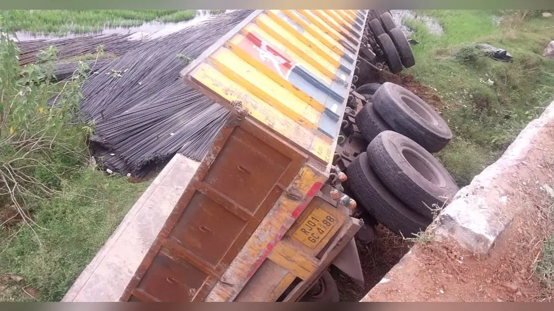 फोटो कैप्शन 17 बरकट्ठा 4 में - सड़क किनारे अनियंत्रित होकर पलटी ट्रेलर गाड़ी. | Prabhat Khabar Network फोटो कैप्शन 17 बरकट्ठा 4 में - सड़क किनारे अनियंत्रित होकर पलटी ट्रेलर गाड़ी. | Prabhat Khabar Network
