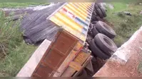 सरिया छड़ लदी ट्रेलर गाड़ी अनियंत्रित होकर सड़क के नीचे गिरी. दो लोग घायल