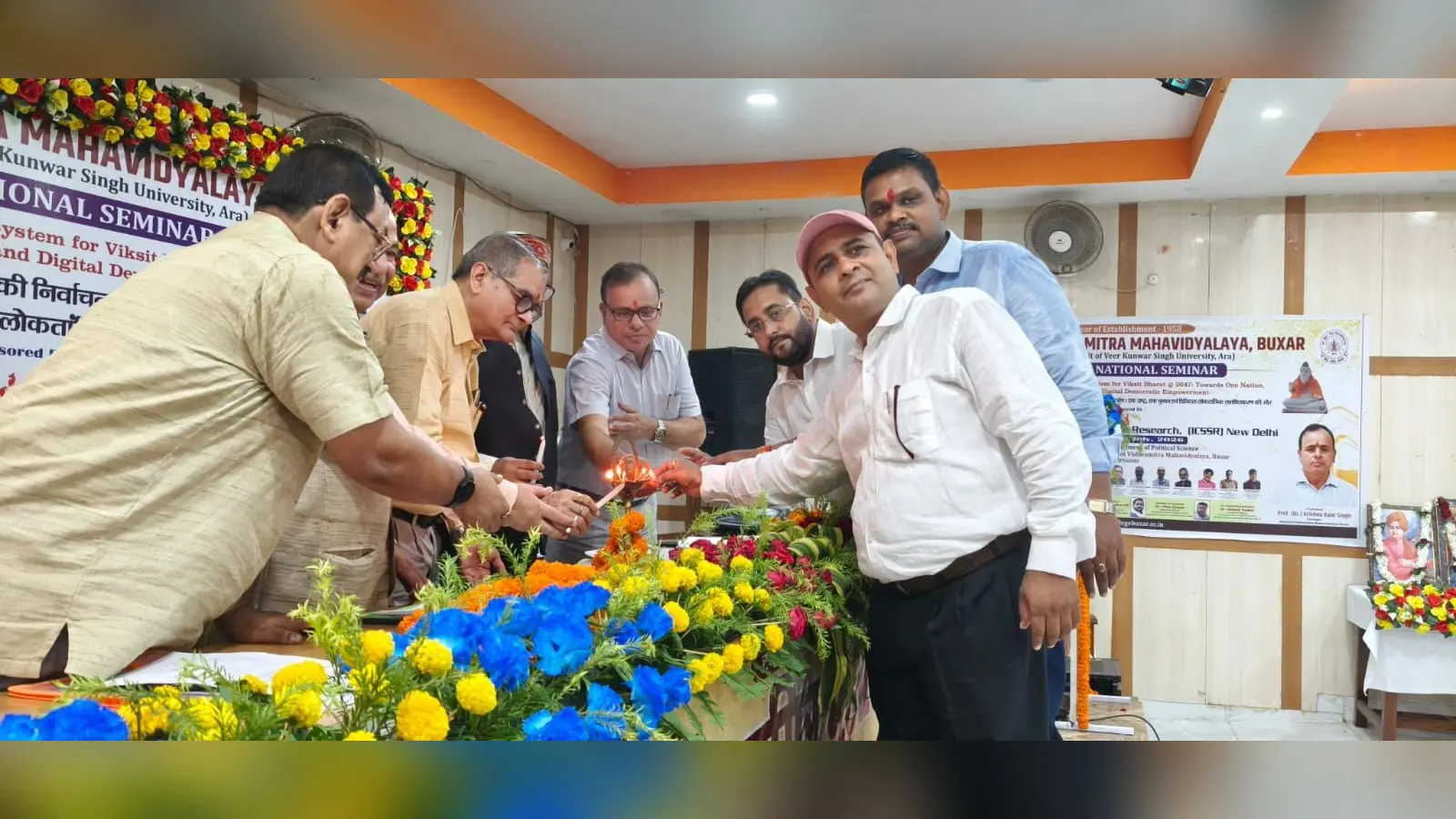 फोटो- दीप प्रज्जवलित कर कार्यक्रम का उद्धाटन करते अतिथि फोटो- संबंधित विषय पर शोधपत्र प्रकाशित करते मंचासीन अतिथि | Prabhat Khabar Network फोटो- दीप प्रज्जवलित कर कार्यक्रम का उद्धाटन करते अतिथि फोटो- संबंधित विषय पर शोधपत्र प्रकाशित करते मंचासीन अतिथि | Prabhat Khabar Network