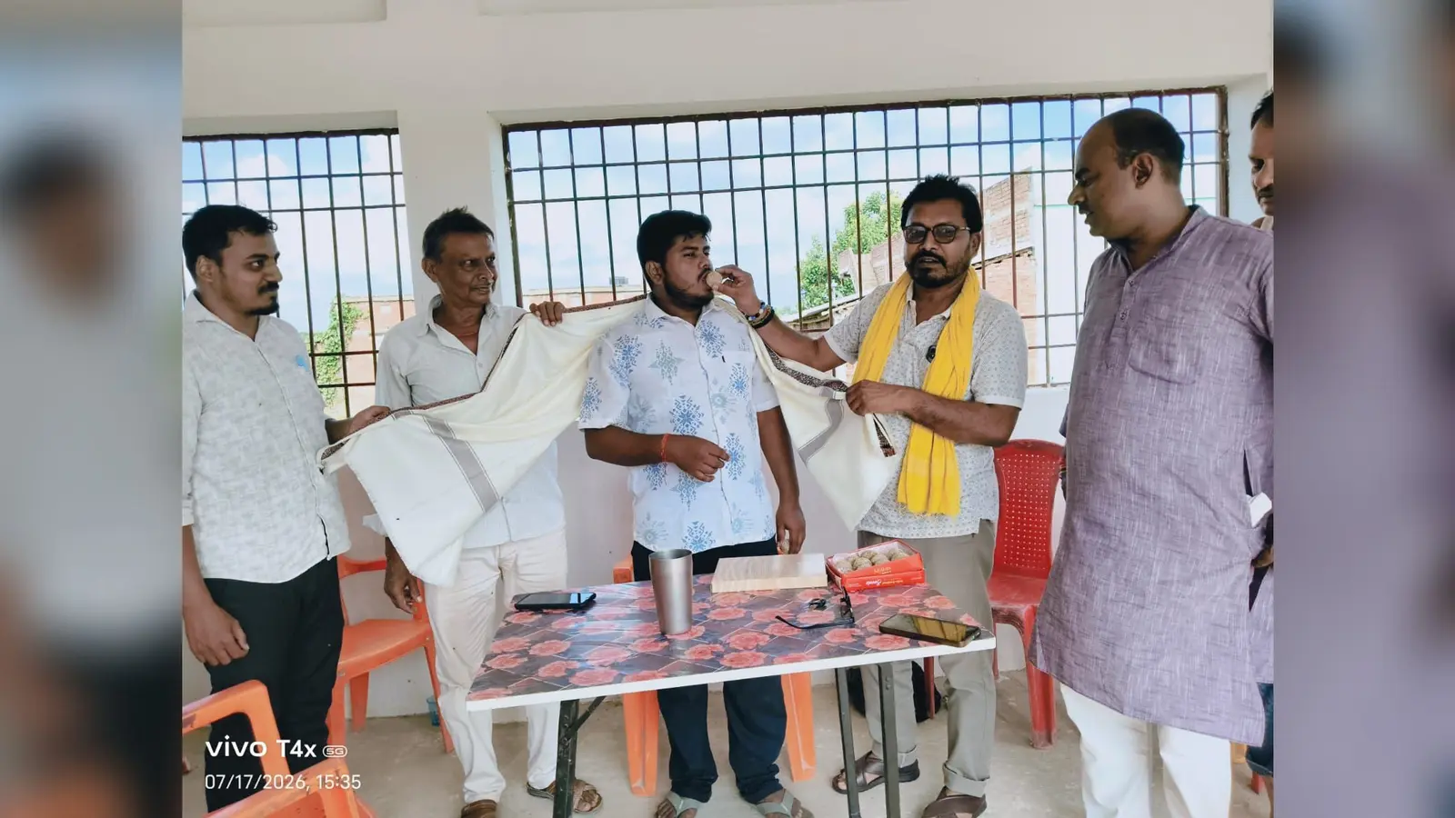 नीट यूजी पास करने पर डाककर्मी नितीश करते हुए सम्मानित | Prabhat Khabar Network नीट यूजी पास करने पर डाककर्मी नितीश करते हुए सम्मानित | Prabhat Khabar Network