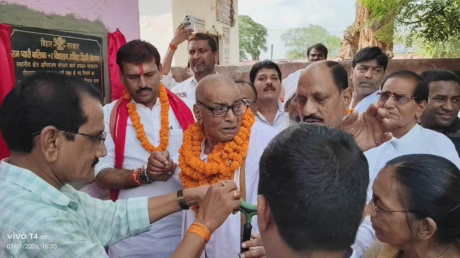 दरिहट स्कूल में कमरों का उद्घाटन करते विधायक सोनू सिंह व अन्य | Prabhat Khabar Network दरिहट स्कूल में कमरों का उद्घाटन करते विधायक सोनू सिंह व अन्य | Prabhat Khabar Network