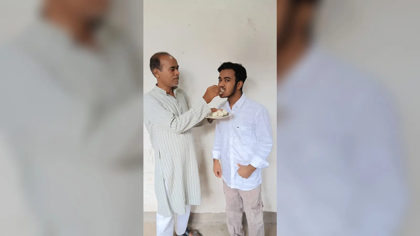 होजैफा को मिठाई खिलाते परिजन. | Prabhat Khabar Network होजैफा को मिठाई खिलाते परिजन. | Prabhat Khabar Network