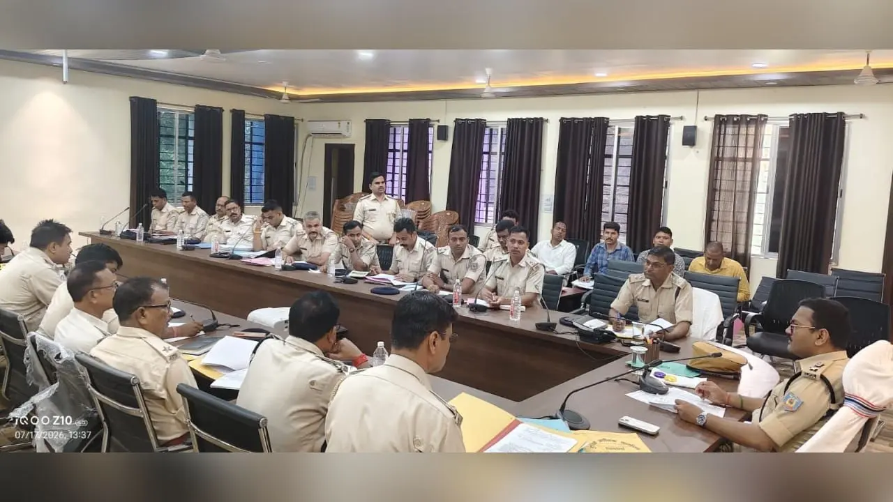फोटो समीक्षा बैठक में उपस्थित एसपी व अन्य पुलिस पदाधिकारी | Prabhat Khabar Network फोटो समीक्षा बैठक में उपस्थित एसपी व अन्य पुलिस पदाधिकारी | Prabhat Khabar Network