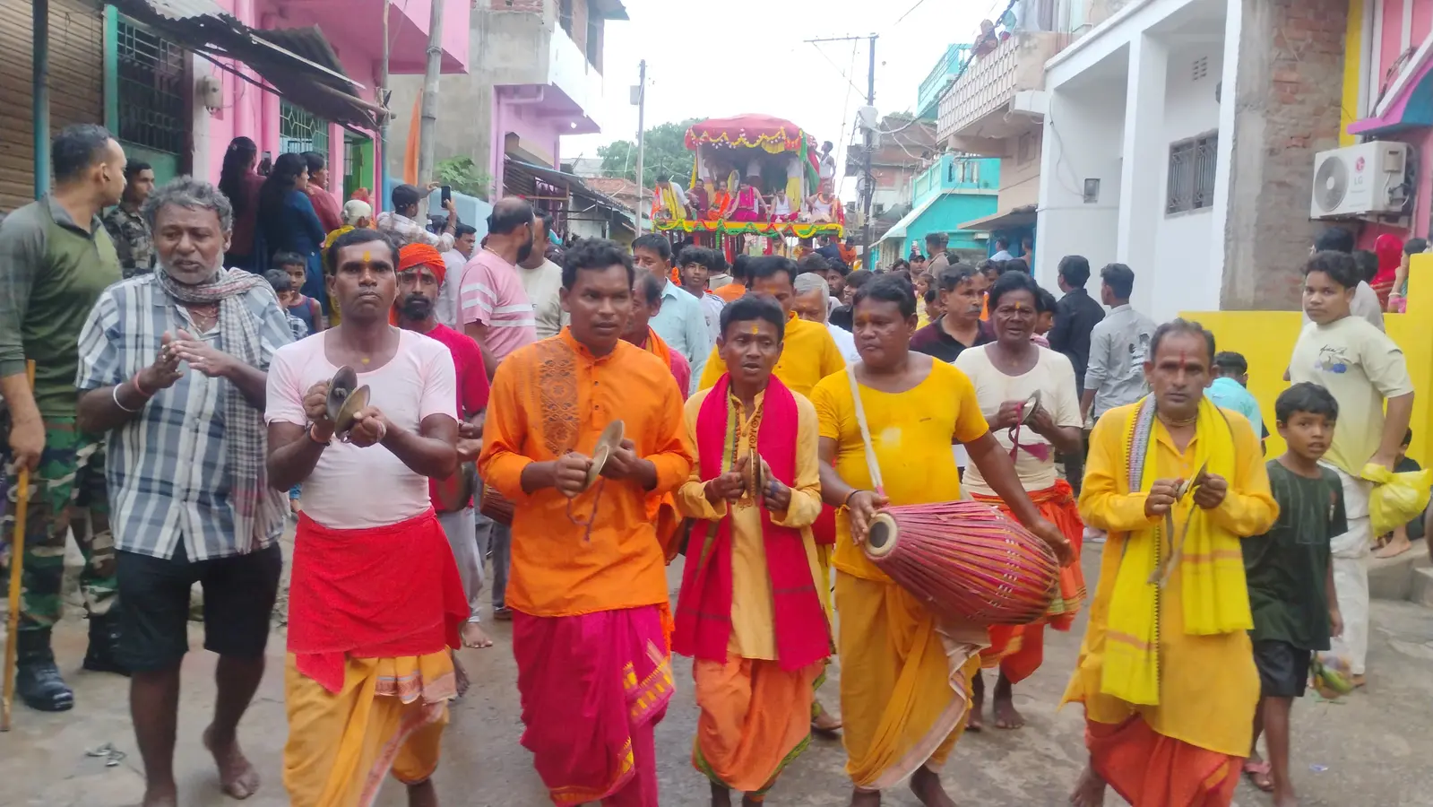 दूसरे दिन गाजे-बाजे के साथ मौसीबाड़ी पहुंचे प्रभु जगन्नाथ, श्रद्धालुओं ने किया भव्य स्वागत | Prabhat Khabar Network दूसरे दिन गाजे-बाजे के साथ मौसीबाड़ी पहुंचे प्रभु जगन्नाथ, श्रद्धालुओं ने किया भव्य स्वागत | Prabhat Khabar Network