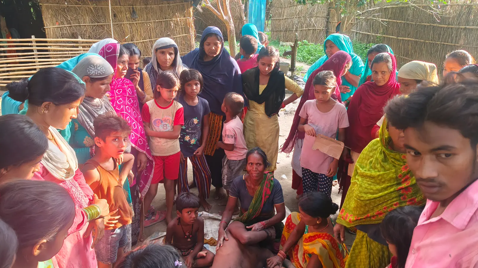 डूबे युवक को देखते परिजन व तलाश करते गोताखोर | Prabhat Khabar Network डूबे युवक को देखते परिजन व तलाश करते गोताखोर | Prabhat Khabar Network