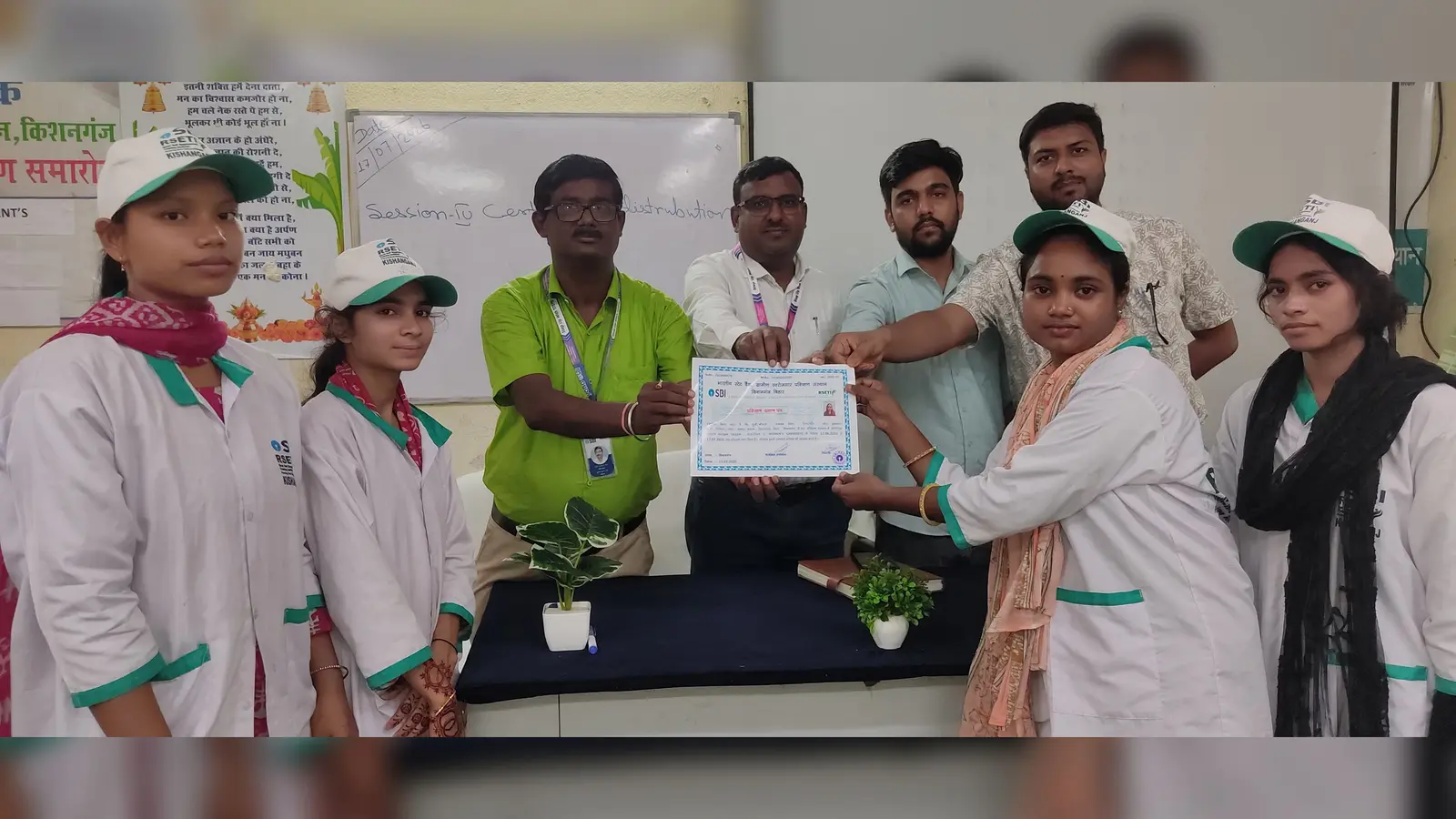 प्रमाणपत्र देते मुख्य अतिथि | Prabhat Khabar Network प्रमाणपत्र देते मुख्य अतिथि | Prabhat Khabar Network