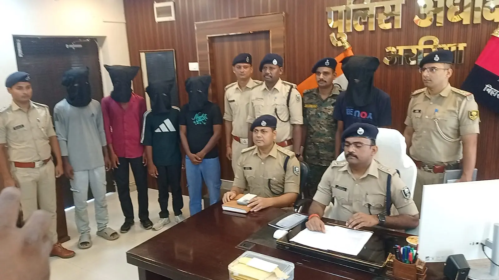 फोटो:- गिरफ्तार साइबर ठग की जानकारी देते एसपी जितेंद्र कुमार, मौजूद एसडीपीओ व थानाध्यक्ष | Prabhat Khabar Network फोटो:- गिरफ्तार साइबर ठग की जानकारी देते एसपी जितेंद्र कुमार, मौजूद एसडीपीओ व थानाध्यक्ष | Prabhat Khabar Network