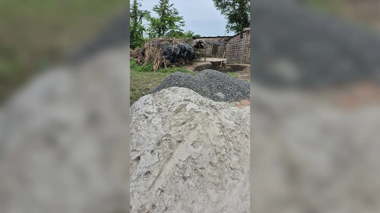 फोटो कैप्शन: निर्माणाधीन पीसीसी सड़क पर कार्य करते बाल मजदूर व निर्माण स्थल पर मौजूद निर्माण सामग्री | Prabhat Khabar Network फोटो कैप्शन: निर्माणाधीन पीसीसी सड़क पर कार्य करते बाल मजदूर व निर्माण स्थल पर मौजूद निर्माण सामग्री | Prabhat Khabar Network