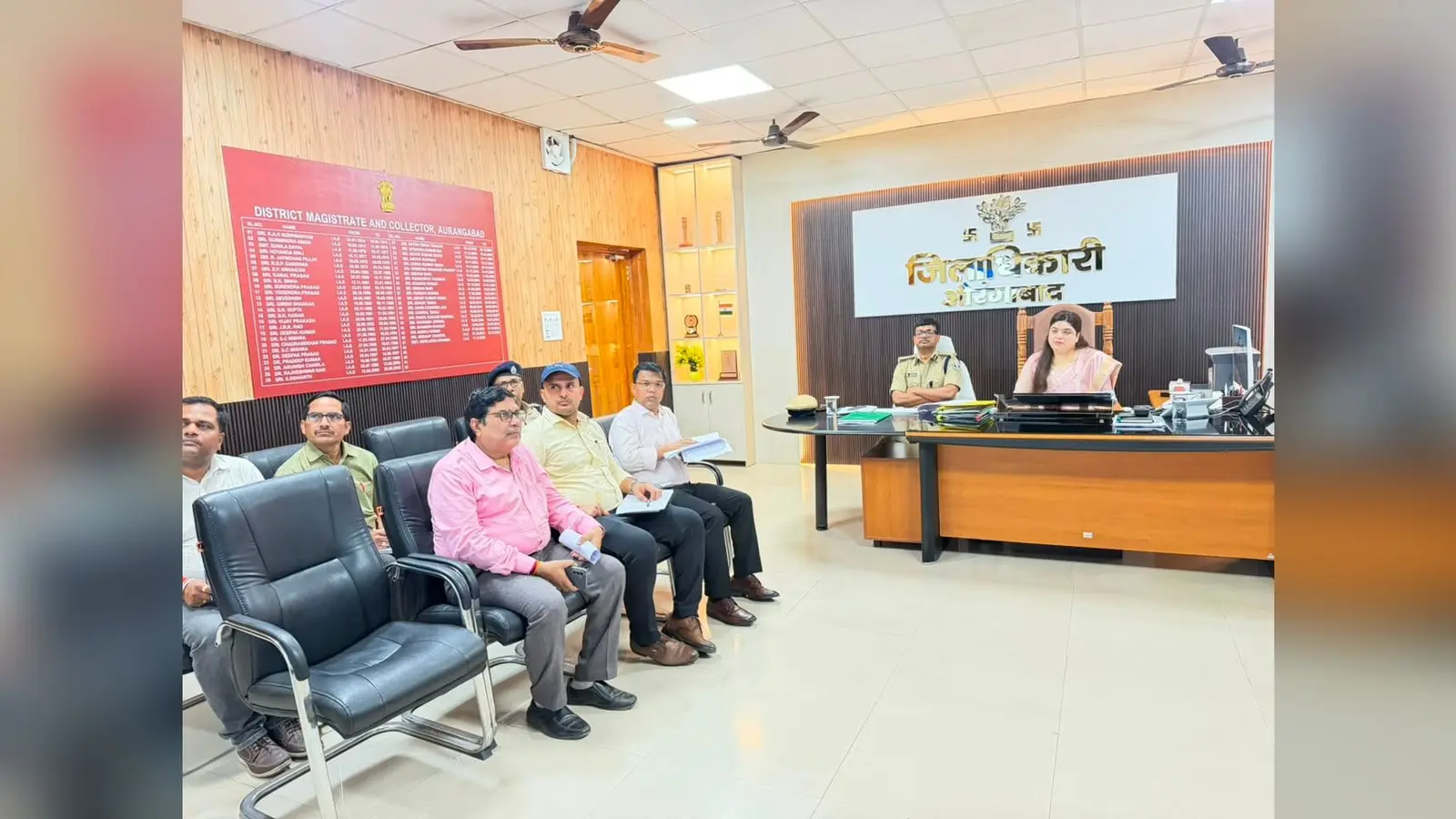 अधिकारियों के साथ बैठक में शामिल जिलाधिकारी | Prabhat Khabar Network अधिकारियों के साथ बैठक में शामिल जिलाधिकारी | Prabhat Khabar Network