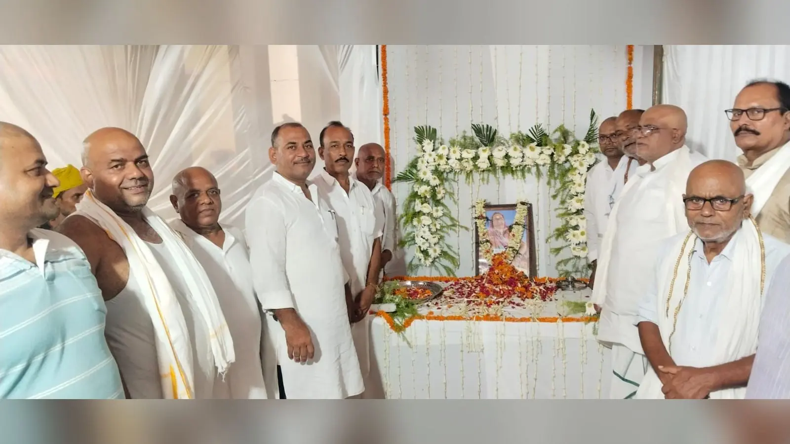 फोटो केसठ में पूर्व शिक्षिका को श्रद्धांजलि देते लोग | Prabhat Khabar Network फोटो केसठ में पूर्व शिक्षिका को श्रद्धांजलि देते लोग | Prabhat Khabar Network
