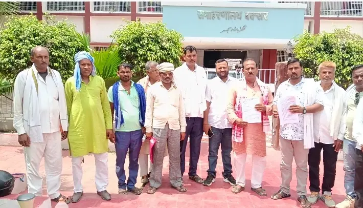 फोटो- डीएम को ज्ञापन सौंपने के मौके पर सरपंच संघ के सरपंच | Prabhat Khabar Network फोटो- डीएम को ज्ञापन सौंपने के मौके पर सरपंच संघ के सरपंच | Prabhat Khabar Network