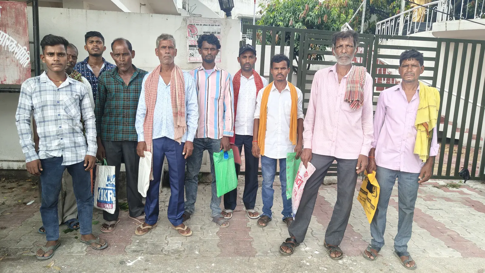 डीएम से शिकायत करने पहुंचे ग्रामीण | Prabhat Khabar Network डीएम से शिकायत करने पहुंचे ग्रामीण | Prabhat Khabar Network