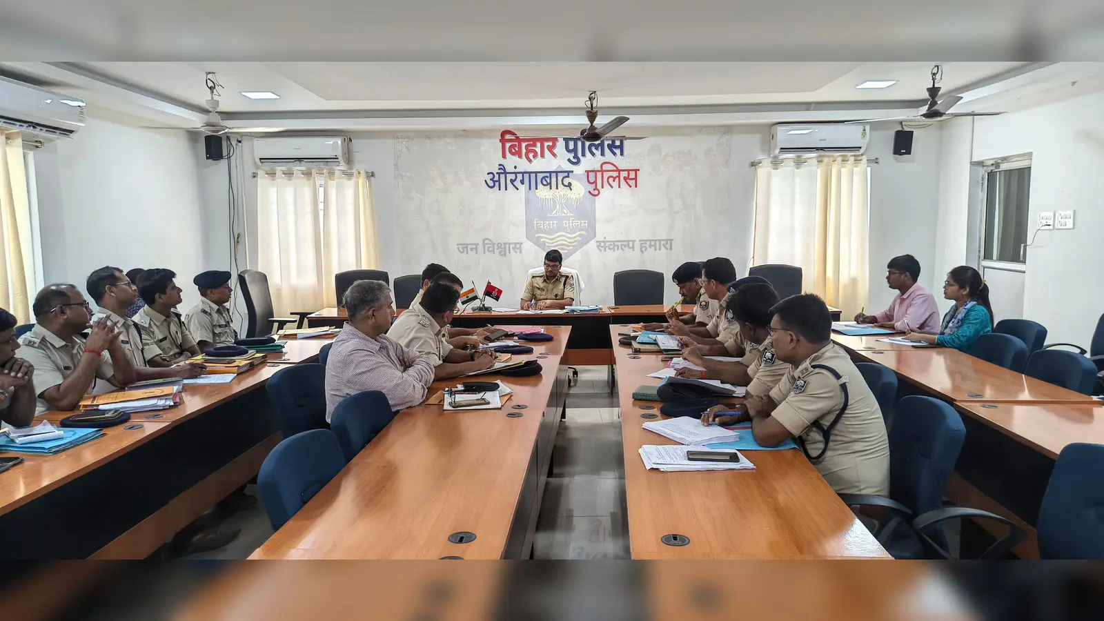 बैठक में शामिल पुलिस अधिकारी | Prabhat Khabar Network बैठक में शामिल पुलिस अधिकारी | Prabhat Khabar Network