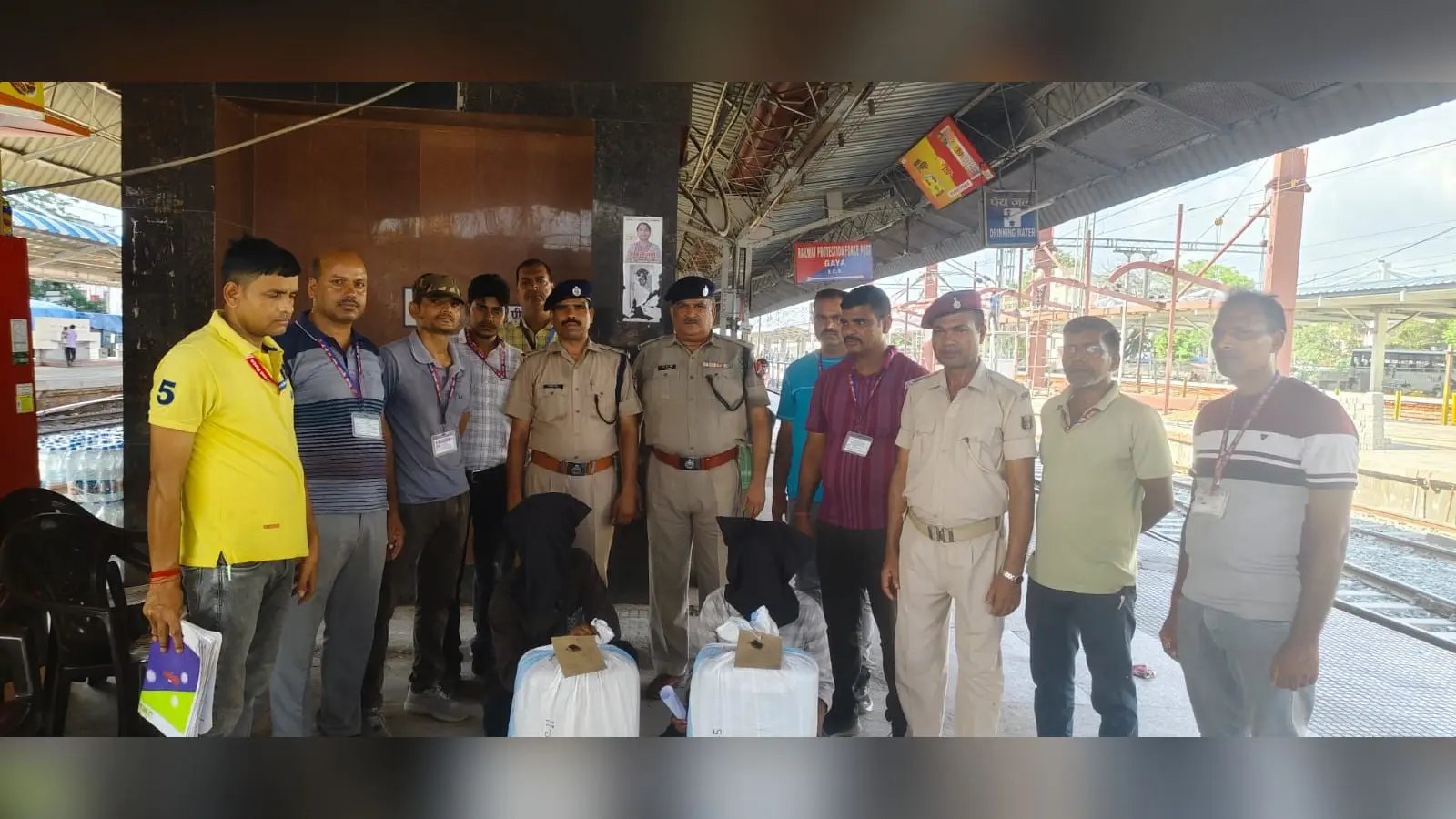 गांजा तस्कर के साथ आरपीएफ की टीम फाइल फोटो. | Prabhat Khabar Network गांजा तस्कर के साथ आरपीएफ की टीम फाइल फोटो. | Prabhat Khabar Network