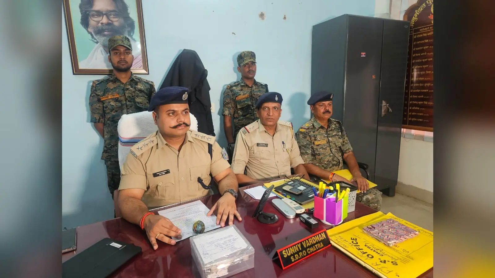 प्रेस कॉन्फ्रेंस करते चतरा डीएसपी | Prabhat Khabar Network प्रेस कॉन्फ्रेंस करते चतरा डीएसपी | Prabhat Khabar Network