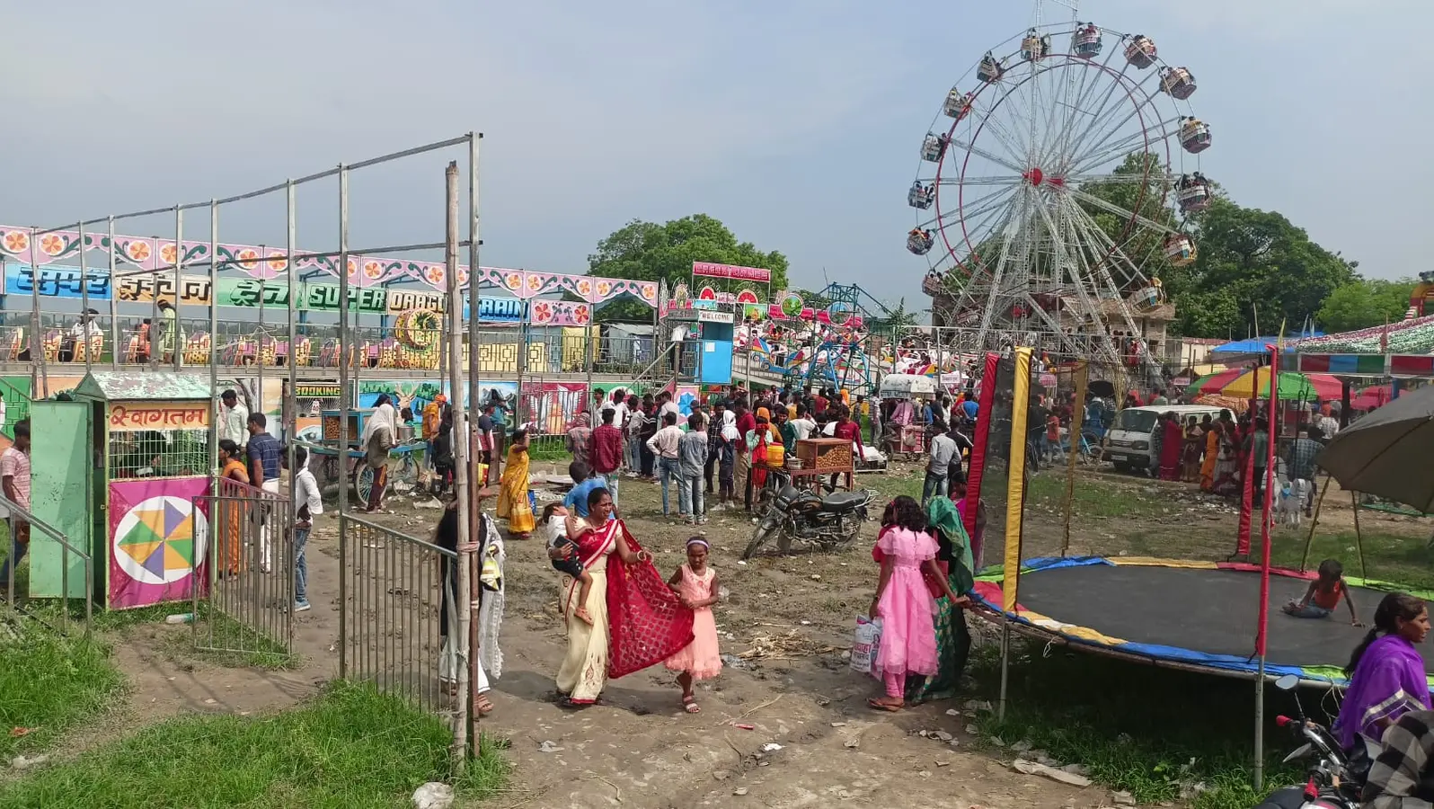 फोटो-2050- मेले के लिए लगाये जा रहे झूले और दुकानें | Prabhat Khabar Network फोटो-2050- मेले के लिए लगाये जा रहे झूले और दुकानें | Prabhat Khabar Network