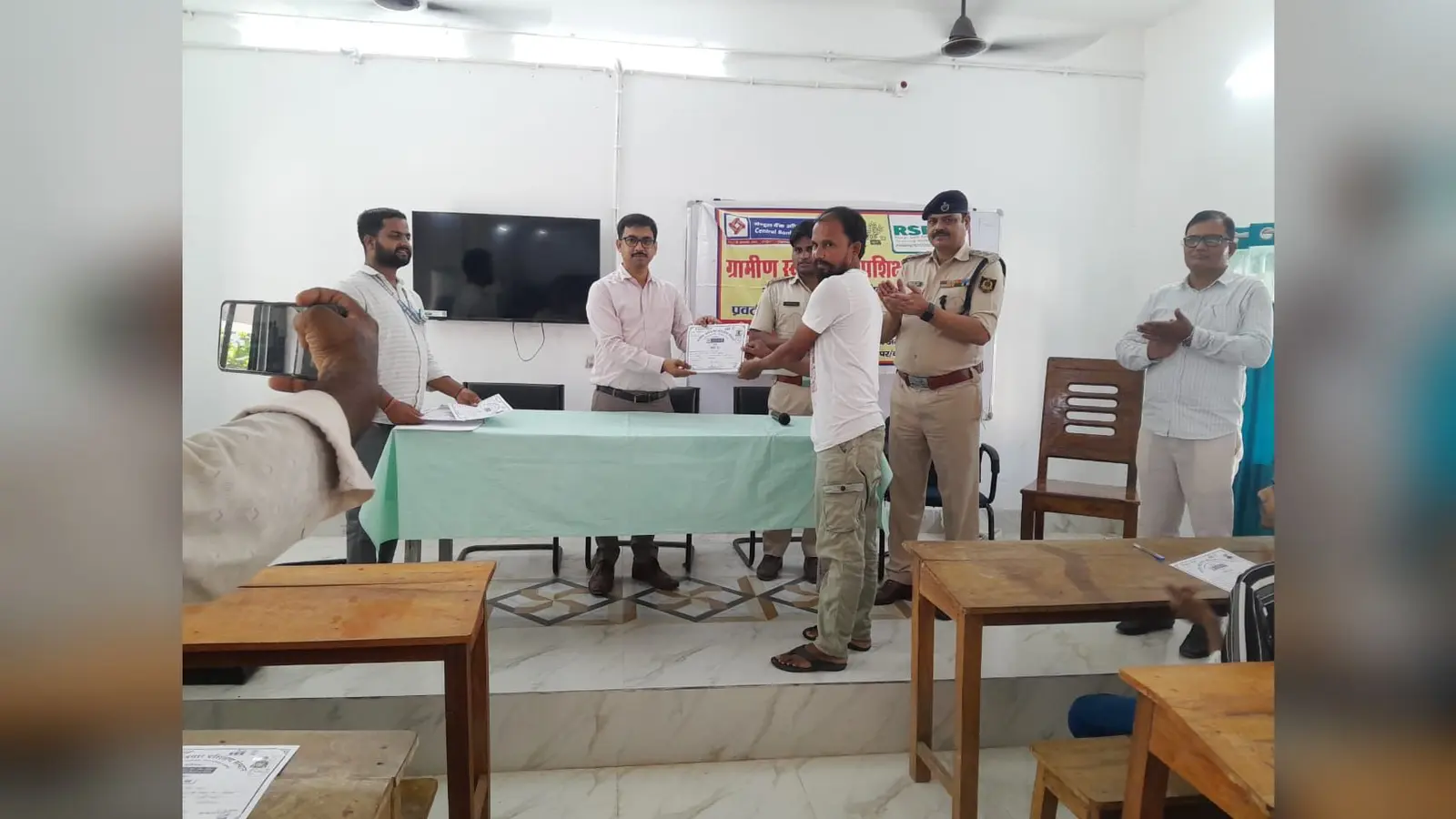 फ़ोटो.बंदी को प्रमाणपत्र देते पदाधिकारी | Prabhat Khabar Network फ़ोटो.बंदी को प्रमाणपत्र देते पदाधिकारी | Prabhat Khabar Network
