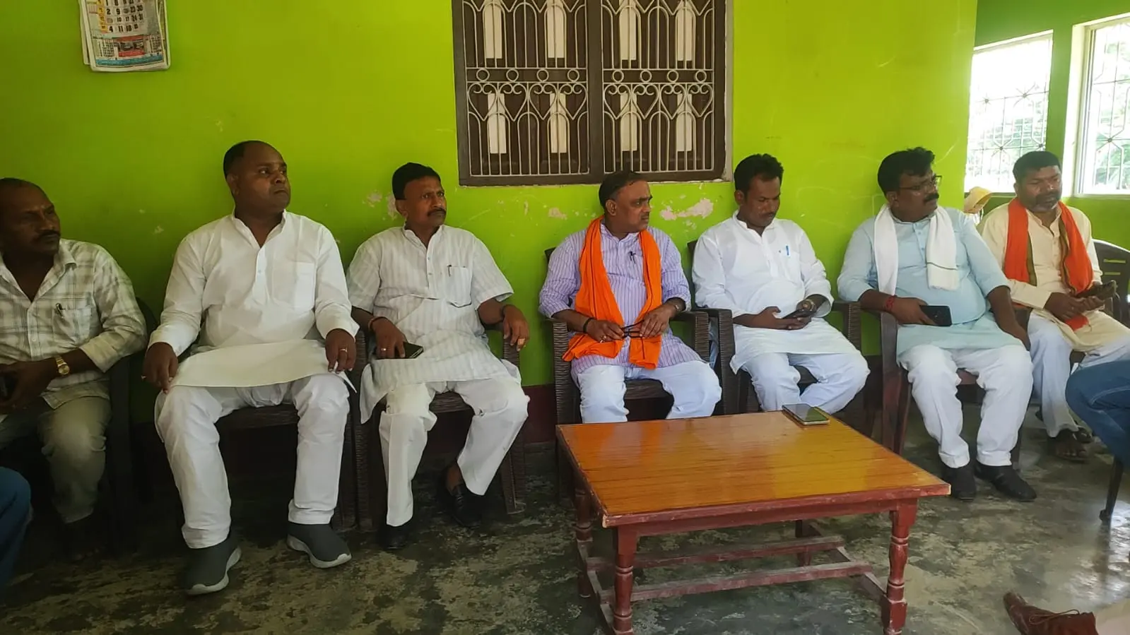 फोटो-शहीद दरोगा के परिजनों से मुलाकात कर उनका हालचाल पूछते बिहार राज्य अनुसूचित जाति आयोग के सदस्य संजय कुमार व अन्य | Prabhat Khabar Network फोटो-शहीद दरोगा के परिजनों से मुलाकात कर उनका हालचाल पूछते बिहार राज्य अनुसूचित जाति आयोग के सदस्य संजय कुमार व अन्य | Prabhat Khabar Network