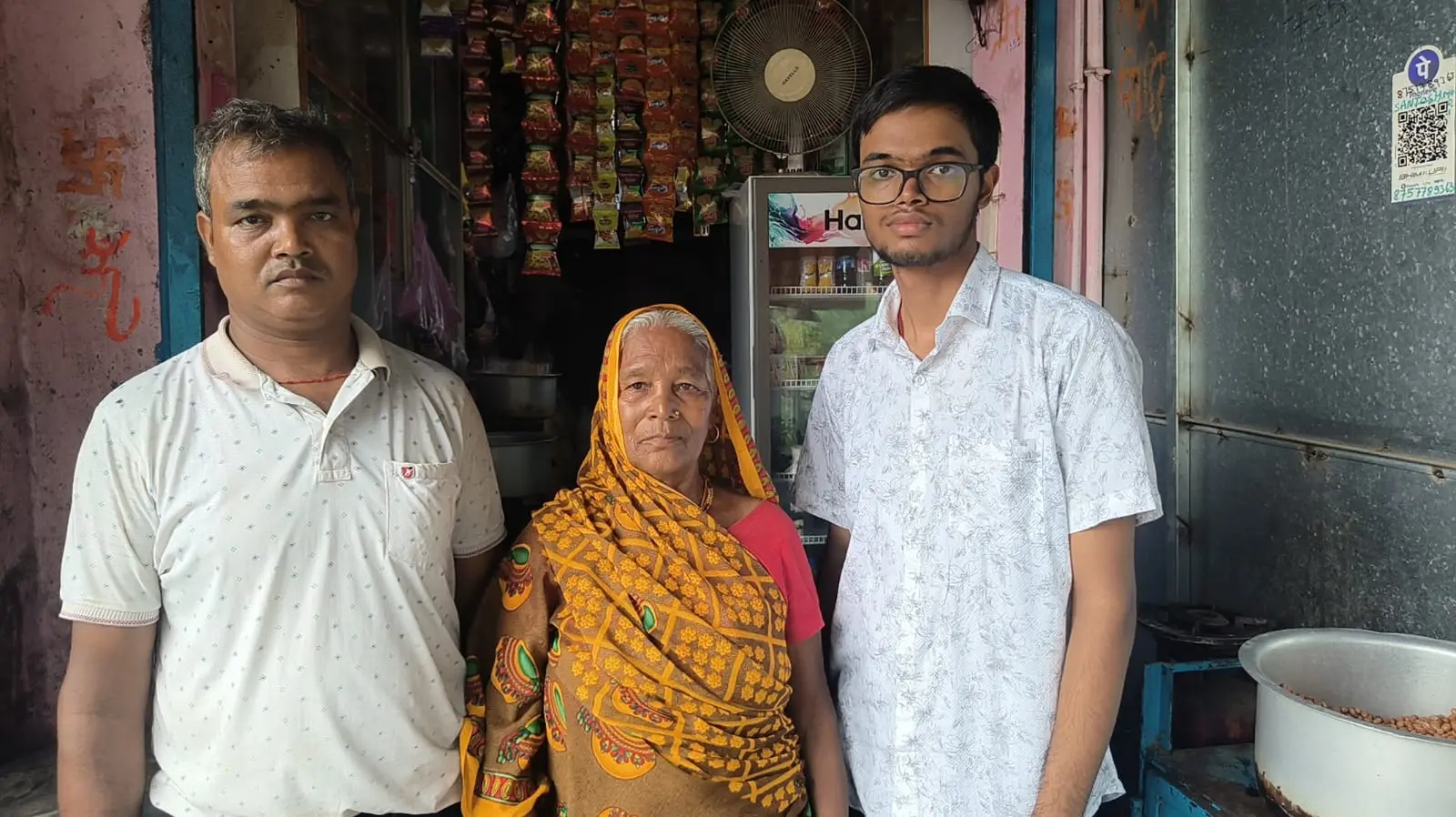 अपने परिजनों के साथ सत्यम मोदी. | Prabhat Khabar Network अपने परिजनों के साथ सत्यम मोदी. | Prabhat Khabar Network