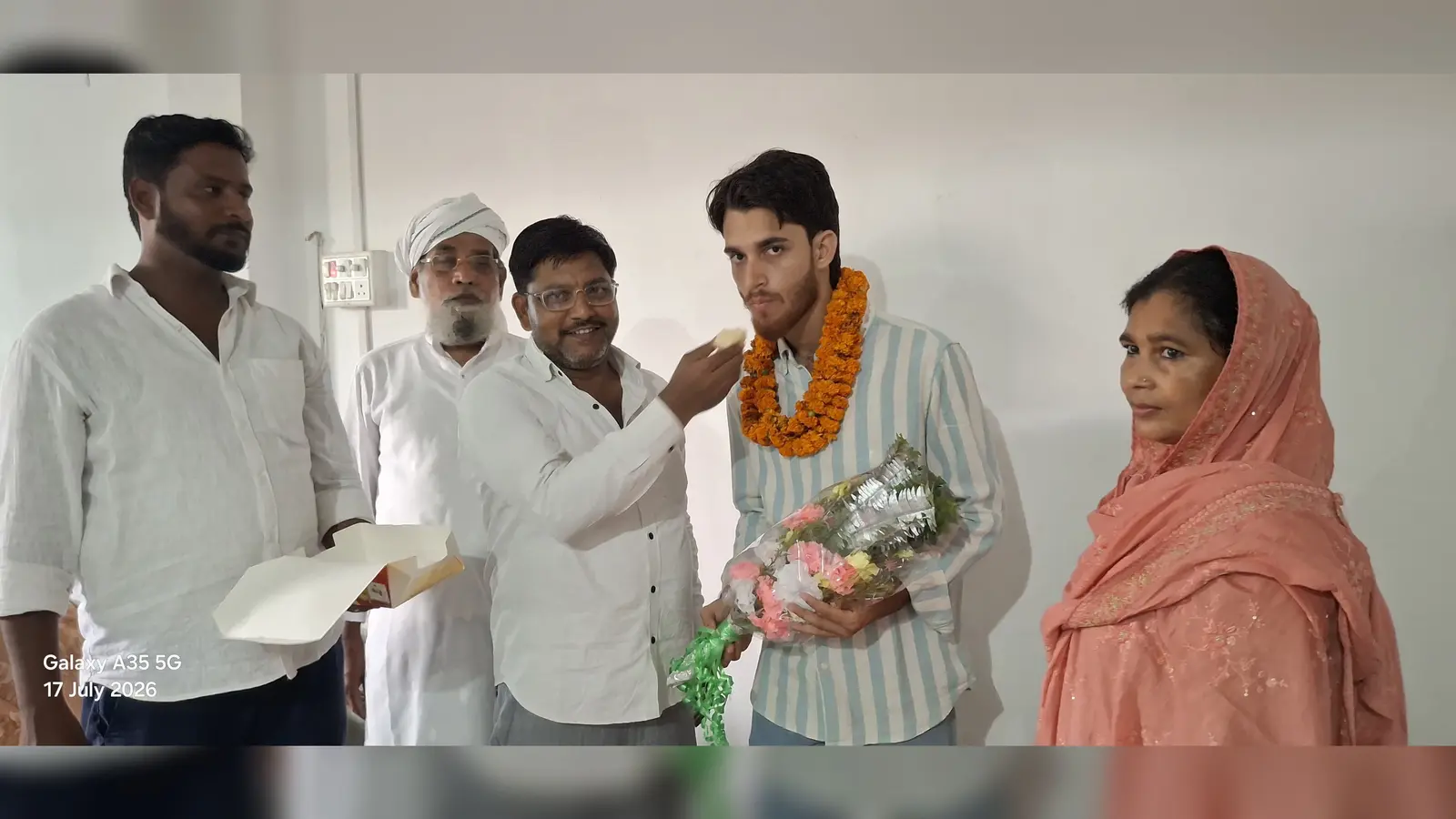 फोटो कैप्शन :छात्र को मिठाई खिलाते पिता और मौजूद परिवार के लोग | Prabhat Khabar Network फोटो कैप्शन :छात्र को मिठाई खिलाते पिता और मौजूद परिवार के लोग | Prabhat Khabar Network