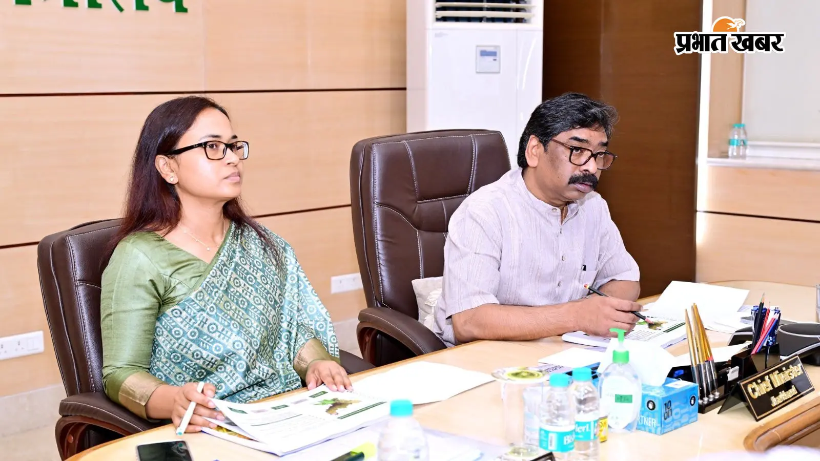 बैठक में शामिल मुख्यमंत्री हेमंत सोरेन और मंत्री शिल्पी नेहा तिर्की बैठक में शामिल मुख्यमंत्री हेमंत सोरेन और मंत्री शिल्पी नेहा तिर्की