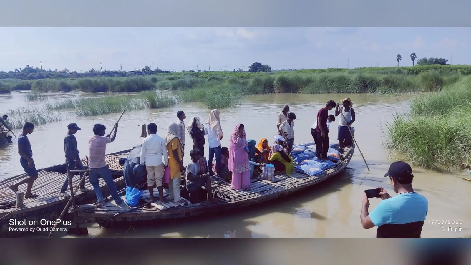 नाव से कमला बलान तटबन्ध पर जाते हुए | Prabhat Khabar Network नाव से कमला बलान तटबन्ध पर जाते हुए | Prabhat Khabar Network