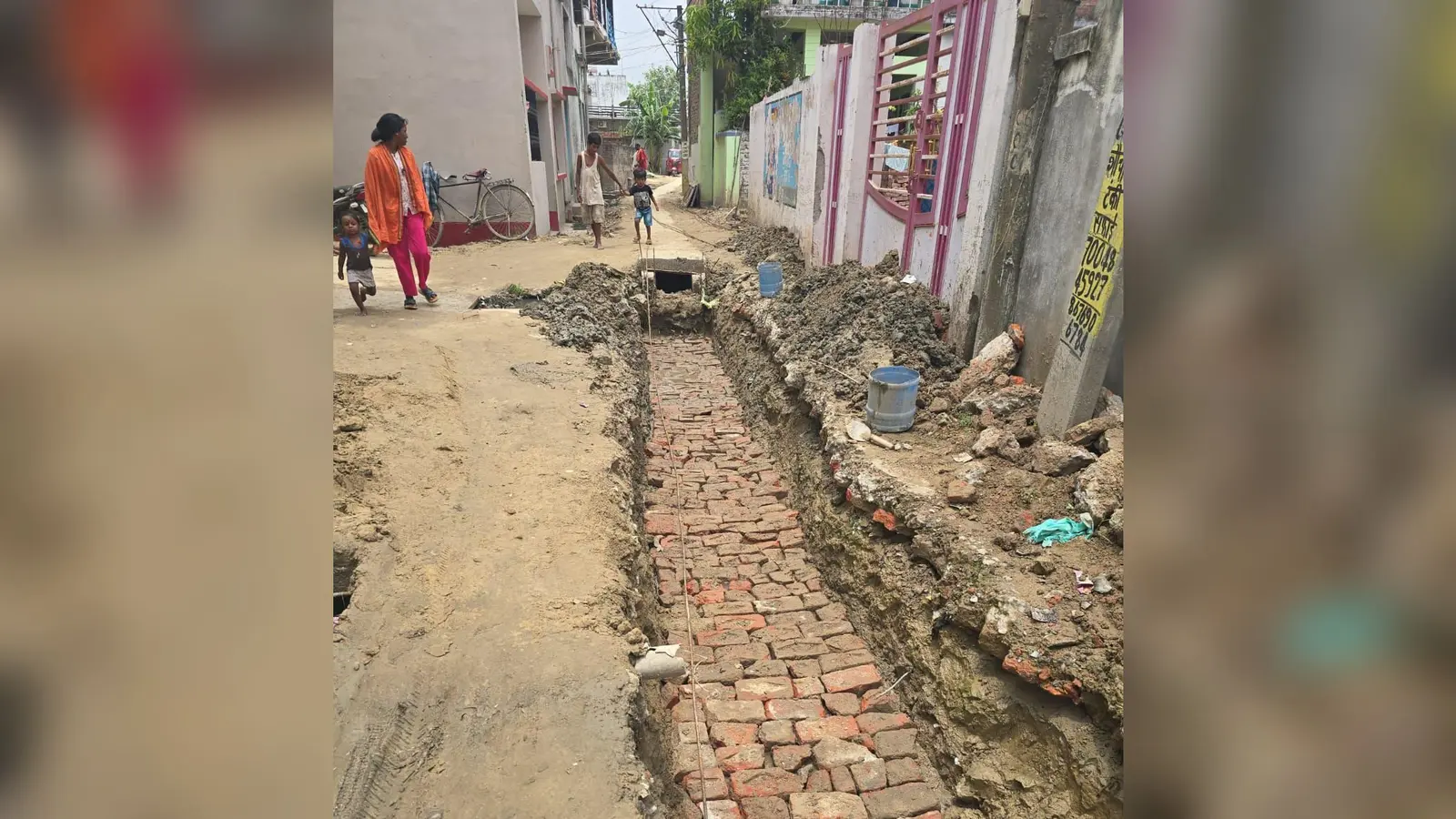 गुणवत्ता विहीन इंटों से निर्माण करवाया जा रहा नाला. | Prabhat Khabar Network गुणवत्ता विहीन इंटों से निर्माण करवाया जा रहा नाला. | Prabhat Khabar Network