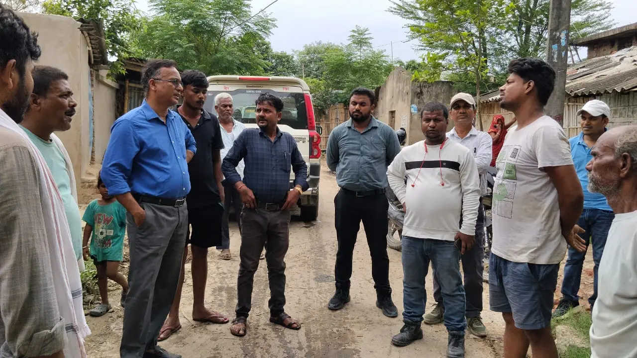 फोटो - मौके पर उपस्थित बीडीओ व अन्य. | Prabhat Khabar Network फोटो - मौके पर उपस्थित बीडीओ व अन्य. | Prabhat Khabar Network