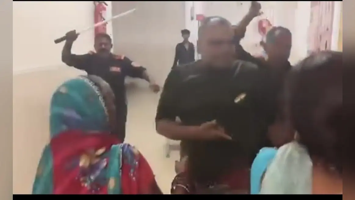फोटो कैप्शन, पीएचसी पतरघट में इलाज के लिए आए मरीज के परिजनों पर लाठी चलातें हुए निजी सुरक्षा गार्ड | Prabhat Khabar Network फोटो कैप्शन, पीएचसी पतरघट में इलाज के लिए आए मरीज के परिजनों पर लाठी चलातें हुए निजी सुरक्षा गार्ड | Prabhat Khabar Network