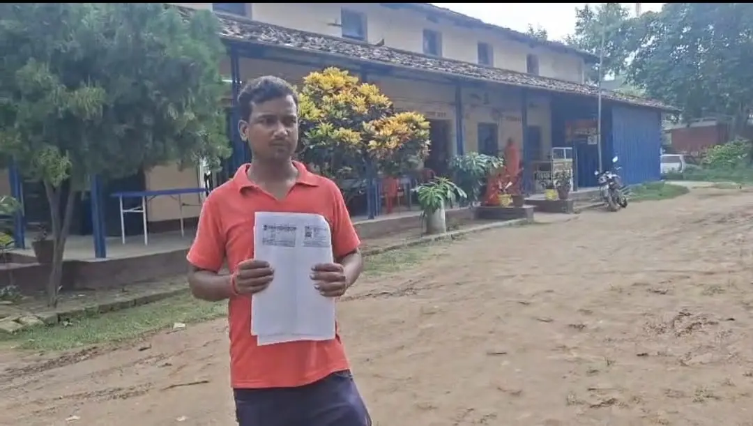 थाना से आवेदन दे कर निकलते सीएनजी चालक | Prabhat Khabar Network थाना से आवेदन दे कर निकलते सीएनजी चालक | Prabhat Khabar Network