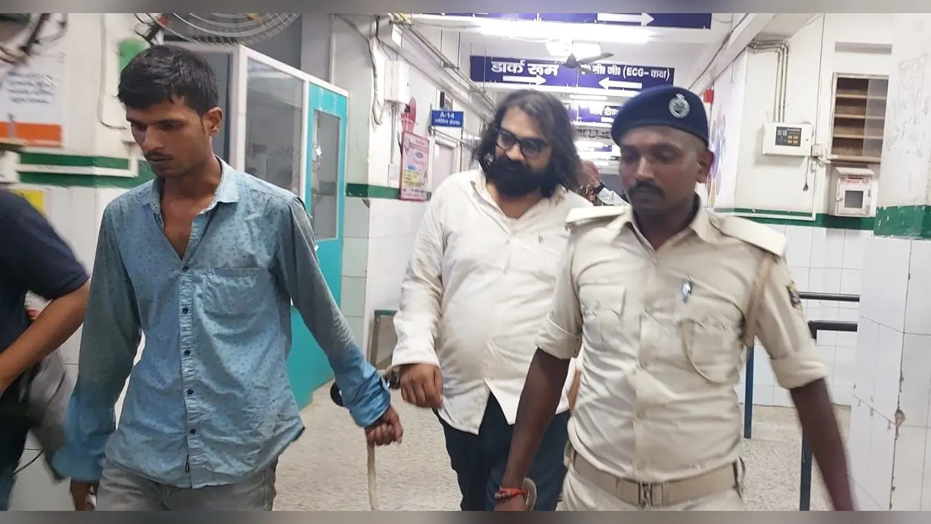 फोटो संख्या 06- गिरफ्तार बीएसओ दीपक भारद्वाज व उसके चालक को मेडिकल जांच के लिए सदर अस्पताल ले जाती पुलिस | Prabhat Khabar Network फोटो संख्या 06- गिरफ्तार बीएसओ दीपक भारद्वाज व उसके चालक को मेडिकल जांच के लिए सदर अस्पताल ले जाती पुलिस | Prabhat Khabar Network