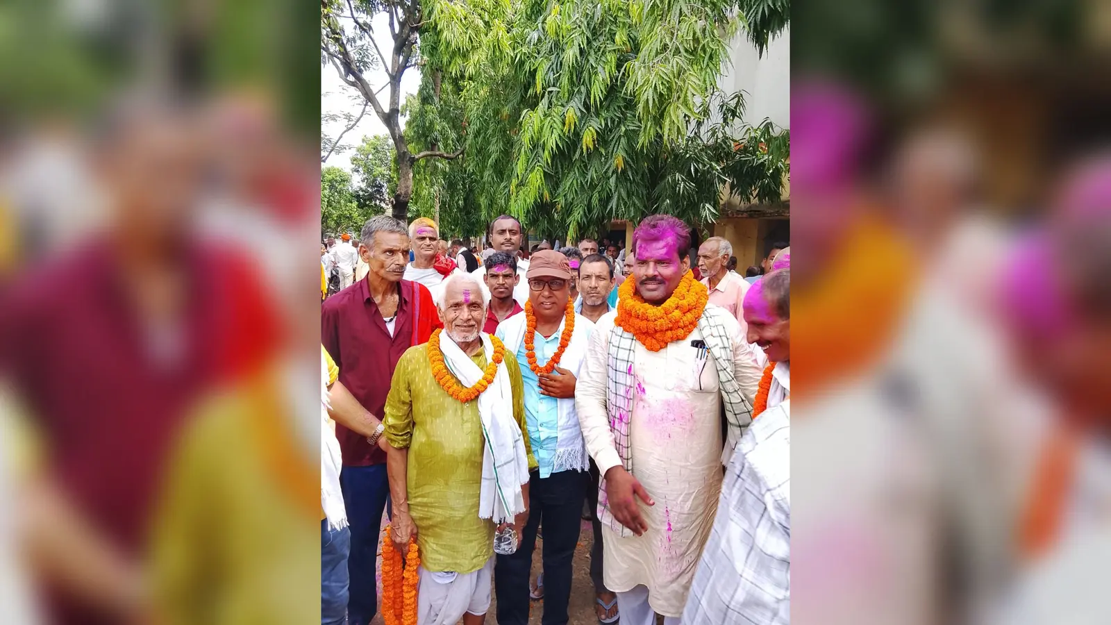 फोटो कैप्शन- सूर्यगढ़ा प्रखंड कार्यालय परिसर में नामांकन के बाद समर्थकों के साथ उम्मीदवार | Prabhat Khabar Network फोटो कैप्शन- सूर्यगढ़ा प्रखंड कार्यालय परिसर में नामांकन के बाद समर्थकों के साथ उम्मीदवार | Prabhat Khabar Network
