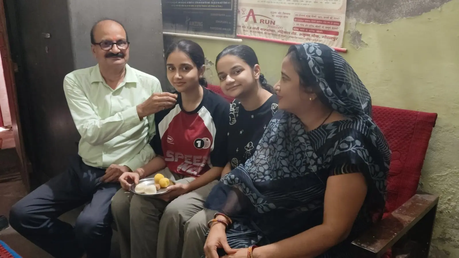 पलक को मिष्ठान खिलाकर बधाई देते परिजन अन्विषा प्रिया नाम से आर्यन कुमार गुप्ता नाम से | Prabhat Khabar Network पलक को मिष्ठान खिलाकर बधाई देते परिजन अन्विषा प्रिया नाम से आर्यन कुमार गुप्ता नाम से | Prabhat Khabar Network