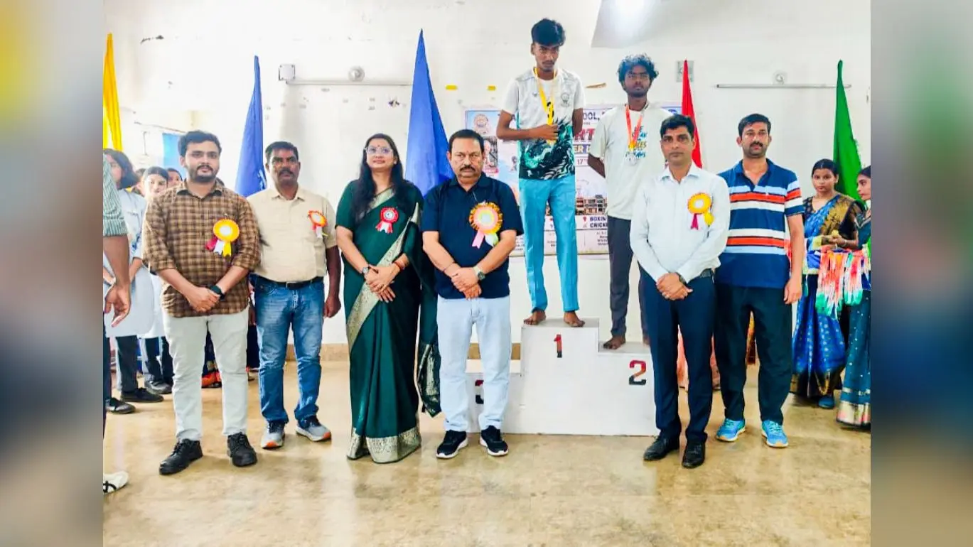 विजेता खिलाड़ियों को सम्मानित करते मुख्य अतिथि व प्रचार्या | Prabhat Khabar Network विजेता खिलाड़ियों को सम्मानित करते मुख्य अतिथि व प्रचार्या | Prabhat Khabar Network