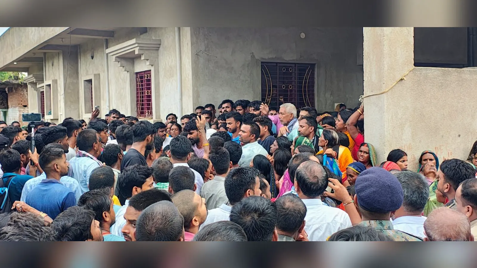 मृतक जवान के घर के पास जुटी भीड़. | Prabhat Khabar Network मृतक जवान के घर के पास जुटी भीड़. | Prabhat Khabar Network