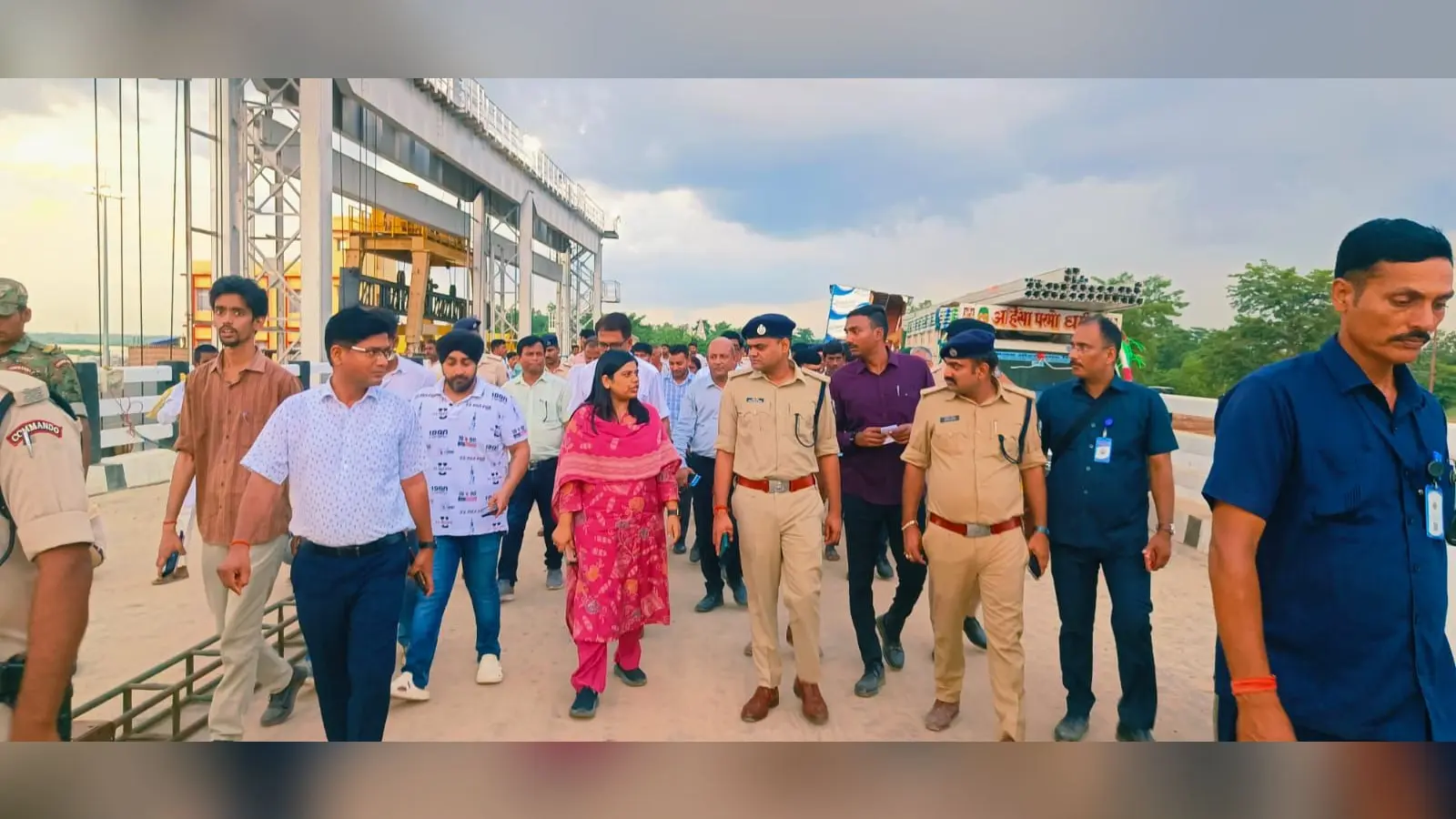 सीएम के कार्यक्रम स्थल का निरीक्षण करते डीएम प्रतिभा रानी, एसपी शैलेन्द्र सिंह व अन्य | Prabhat Khabar Network सीएम के कार्यक्रम स्थल का निरीक्षण करते डीएम प्रतिभा रानी, एसपी शैलेन्द्र सिंह व अन्य | Prabhat Khabar Network