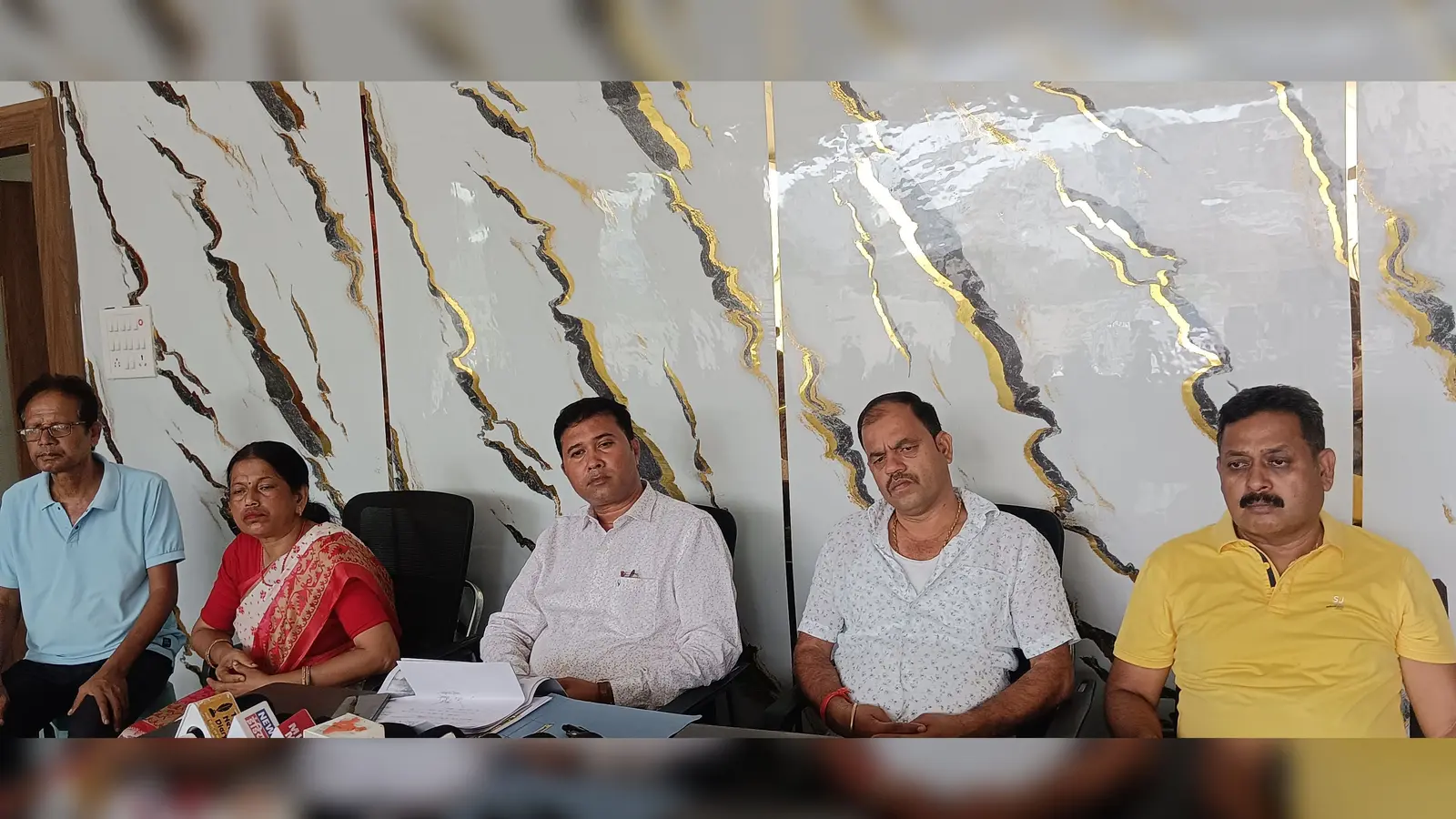 प्रेस वार्ता में जानकारी देते विद्यालय के निदेशक | Prabhat Khabar Network प्रेस वार्ता में जानकारी देते विद्यालय के निदेशक | Prabhat Khabar Network