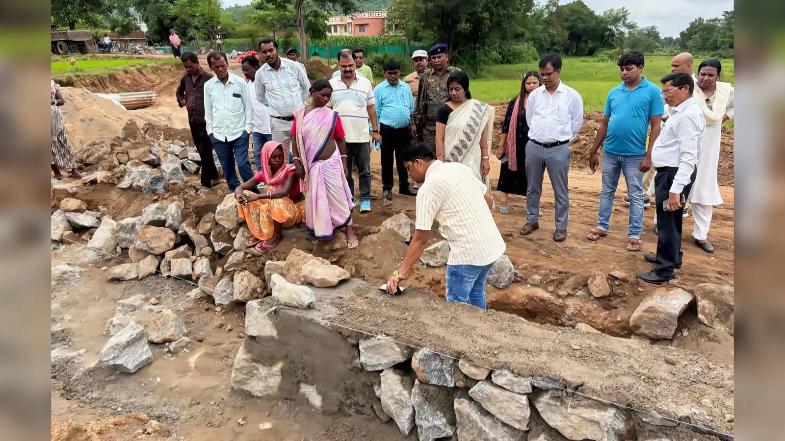 फोटो फाइल : 17गोला,04- जांच करती विधायक | Prabhat Khabar Network फोटो फाइल : 17गोला,04- जांच करती विधायक | Prabhat Khabar Network