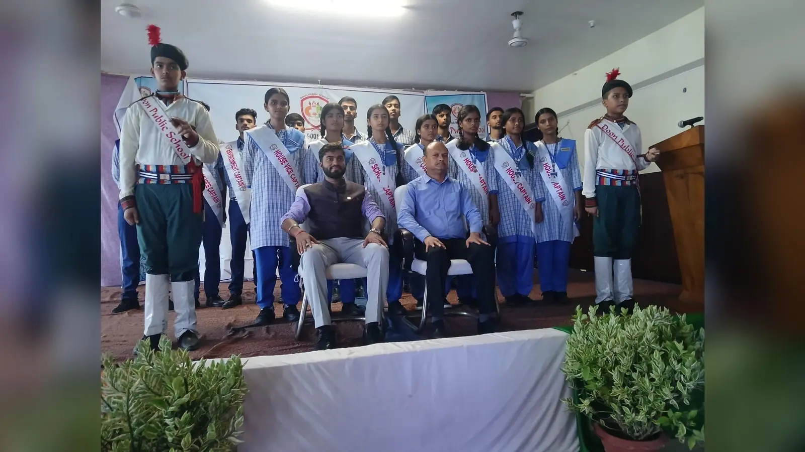 समारोह में अतिथि के साथ उपस्थित बच्चे | Prabhat Khabar Network समारोह में अतिथि के साथ उपस्थित बच्चे | Prabhat Khabar Network