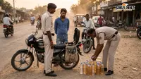 वाहन जांच में पुलिस ने रोकी बाइक, डिक्की और बैग से निकली 30 लीटर देसी शराब; युवक गिरफ्तार