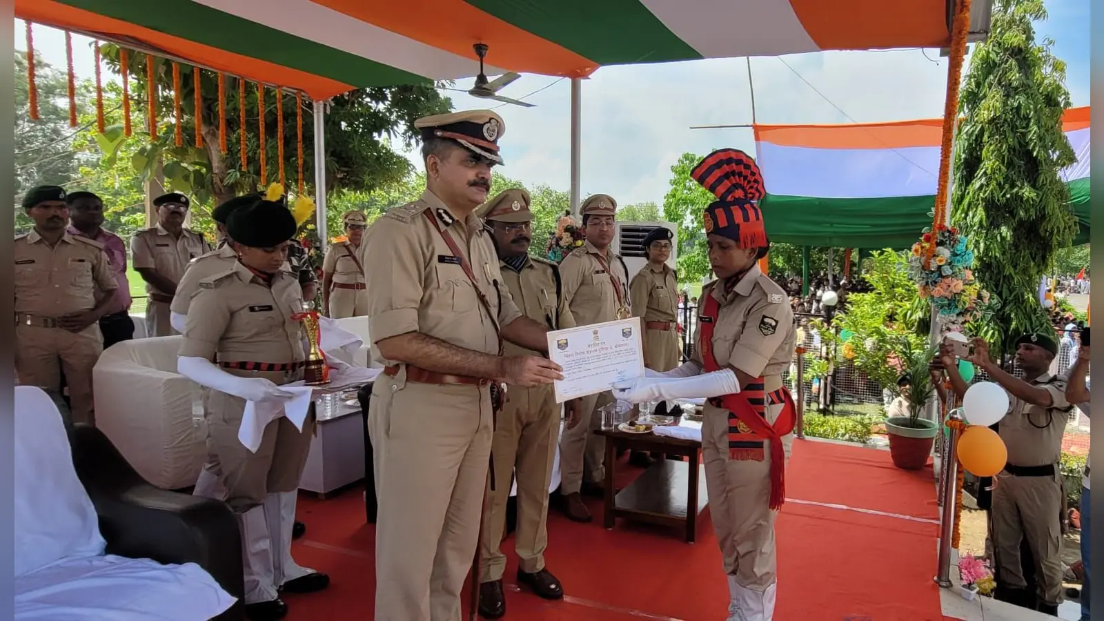 दीक्षांत परेड में महिला सिपाही को पुरस्कृत करते आइजी विकास वैभव | Prabhat Khabar Network दीक्षांत परेड में महिला सिपाही को पुरस्कृत करते आइजी विकास वैभव | Prabhat Khabar Network